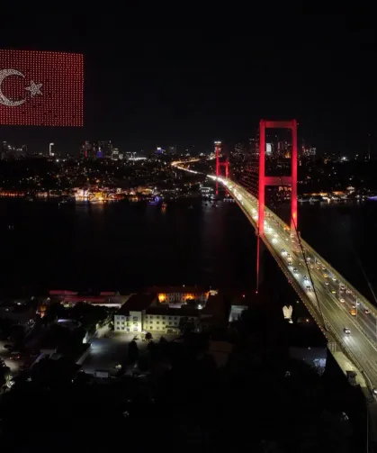 15 Temmuz Şehitler Köprüsü semalarında dronlarla ışık gösterisi büyüledi