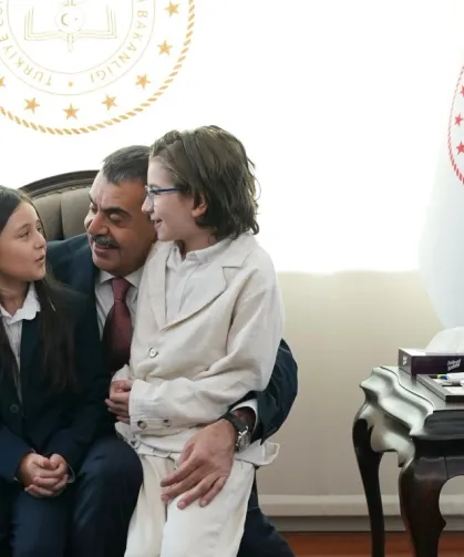 Cumhurbaşkanı Erdoğan ile şarkı söylemişlerdi... Bakan Tekin o çocukları ağırladı