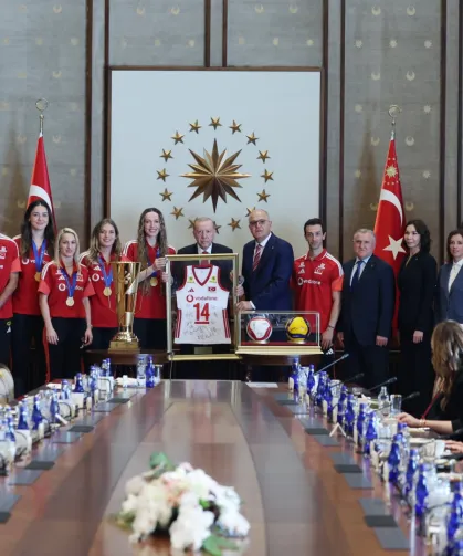 Cumhurbaşkanı Erdoğan, şampiyon voleybolcuları kabul etti