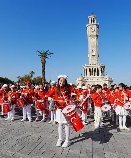Cumhuriyet coşkusu bando gösterileriyle meydanlara taşındı