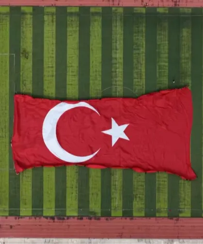 Gökyüzünde Türk bayrağıyla rekor! 3 bin 37 metrekarelik dev bayrak dalgalandırıldı