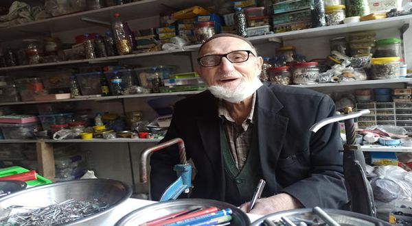 Kahramanmaraş'ta 84 yaşındaki Ejder Tanış çalışma azmiyle gençlere örnek oluyor!