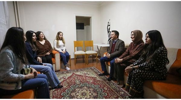 Ali Babacan öğrenci evlerine konuk oldu!