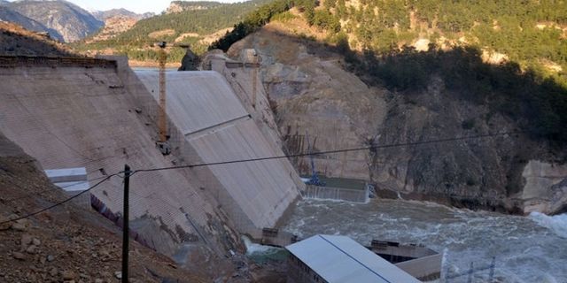 Adana'da baraj kapağı patladı, 1 işçi öldü