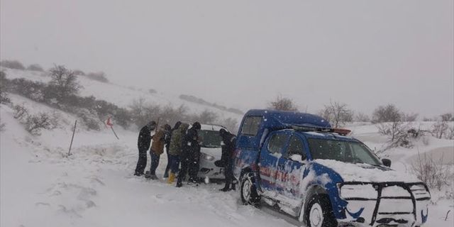 Afşin'de araçları kara saplanan 5 kişi kurtarıldı