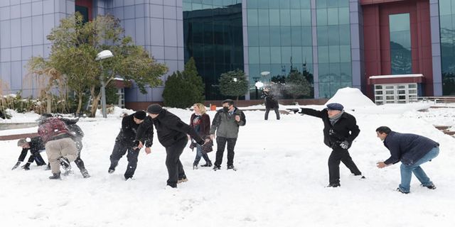 KSÜ öğrencileri sınav stresini kar topu oynayarak attı!