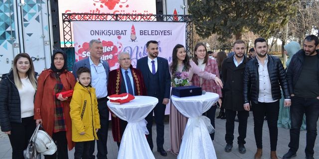 Kahramanmaraş'ta Sevgililer Günü dolayısıyla düzenlenen etkinlikte 21 çiftin toplu nikahı kıyıldı