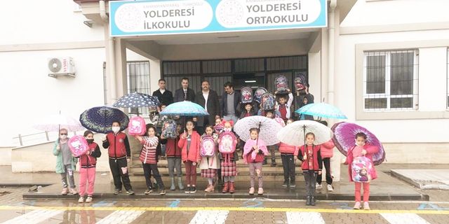 Kahramanmaraş'ta öğrencilere çanta ve şemsiye hediye edildi
