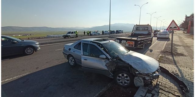 Kahramanmaraş'ta polis noktasında trafik kazası: 1'i polis 3 yaralı