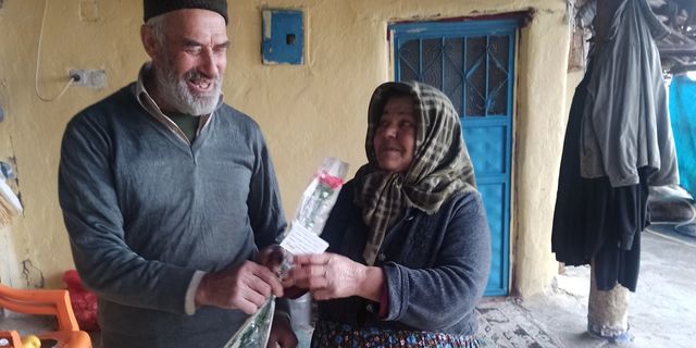 Kahramanmaraş'ta köylü kadınlara karanfil!