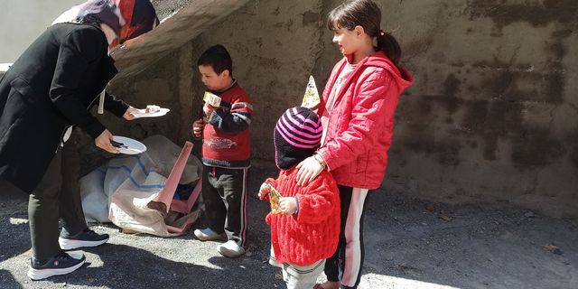 Kahramanmaraş'ta çocuklara pasta ve pizza sürprizi!