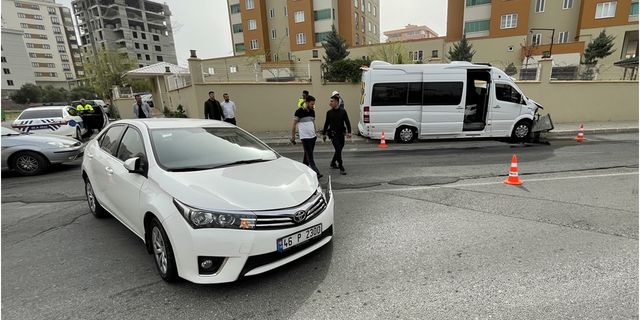 Kahramanmaraş'ta öğrenci servisi ile otomobil çarpıştı: 4'ü öğrenci 5 yaralı