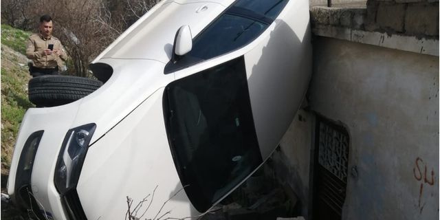 Kahramanmaraş'ta otomobil eve çarptı: 1 yaralı