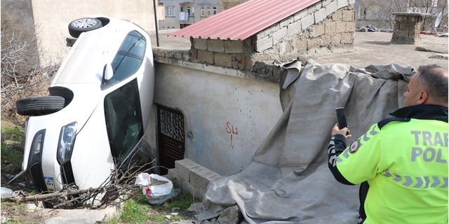 Kahramanmaraş'ta otomobil evin üzerine devrildi!