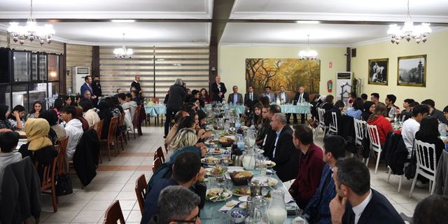 Başkan Güngör öğrencilerle iftar yaptı