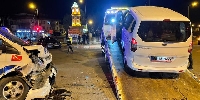 Kahramanmaraş'ta polisten kaçan sürücü ekip otosuna çarptı!