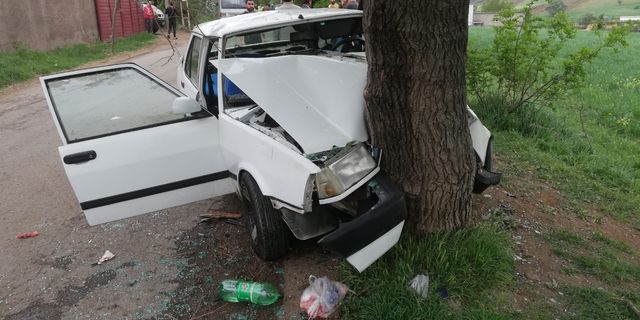 Kahramanmaraş'ta kontrolden çıkan otomobil ağaca çarptı!
