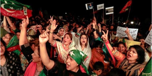 Imran Khan destekçileri sokakta protesto ettiler!