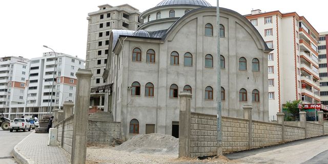 Şehitler Camii’nde çevre düzenleme çalışmaları gerçekleştiriliyor