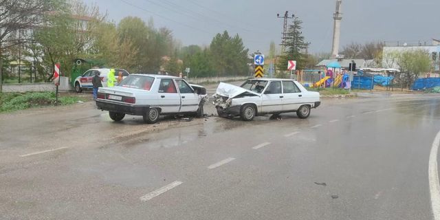 Elbistan’da iki otomobil çarpıştı: 4 yaralı 