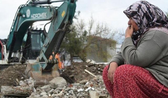 Kahramanmaraş'ta evinin enkazının kaldırılışını duygu dolu gözlerle izledi