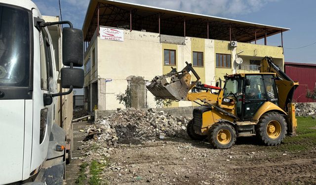 Dulkadiroğlu’nda Moloz Kaldırma Çalışmaları Devam Ediyor