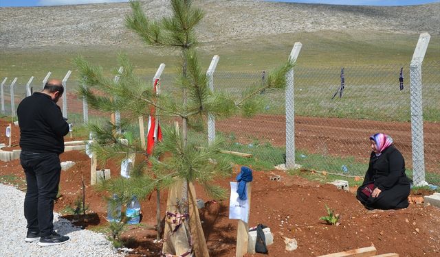 Depremden etkilenen Afşin'de mezarlıklara bayram ziyaretleri sürüyor