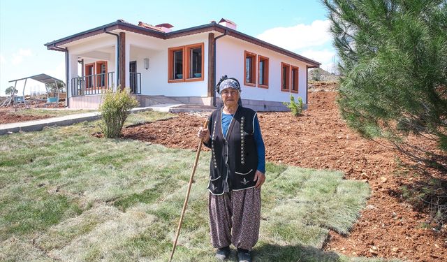 Köy tipi kalıcı afet konutlarına yerleşen depremzede misafirlerini ağırlıyor