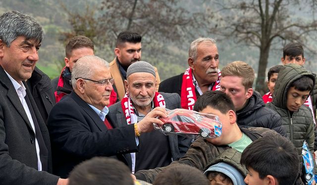 Şahinkayası, iftar programında Başkan Mahçiçek’i bağrına bastı