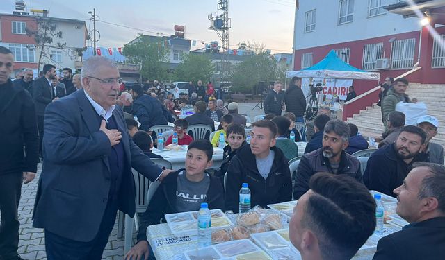 Onikişubat Belediyesi’nin iftar sofraları kuruldu