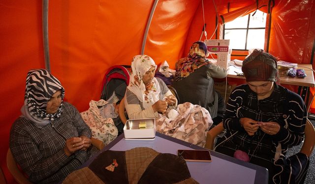 Kahramanmaraş'ta depremzedeler açılan kurslarla acılarını unutmaya çalışıyor