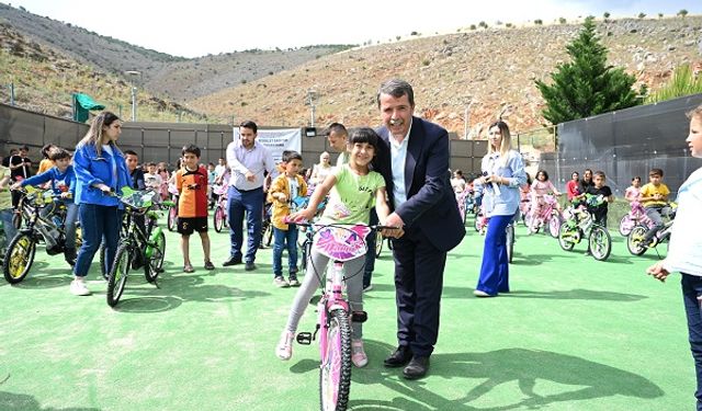 Türkoğlu Belediyesi Afetzede Çocuklara Bisiklet Dağıtmaya Devam Ediyor