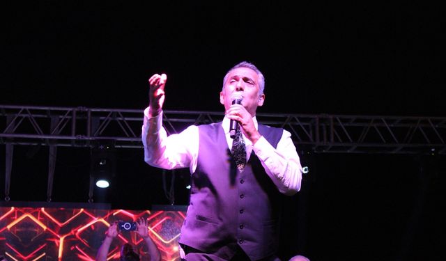 Sanatçı Yavuz Bingöl Kahramanmaraş'ta depremzedelere konser verdi