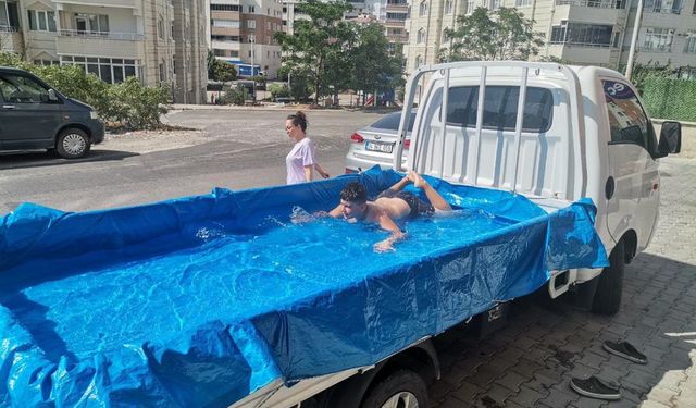 Kahramanmaraş’ta sıcaktan kavrulan çocuklar kamyonet kasasında serinliyor 