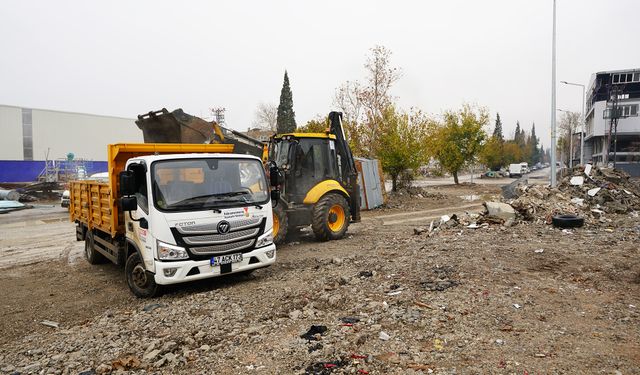 Odun Ambarları ve Küçük Sanayi Sitesi Hafriyat Atıklarından Temizleniyor