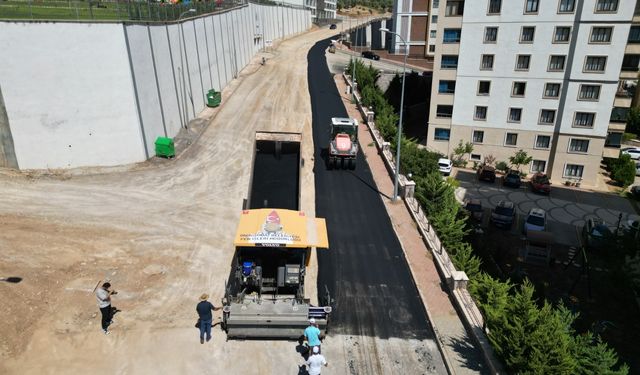 Onikişubat’ta asfalt seferberliği tüm hızıyla sürüyor