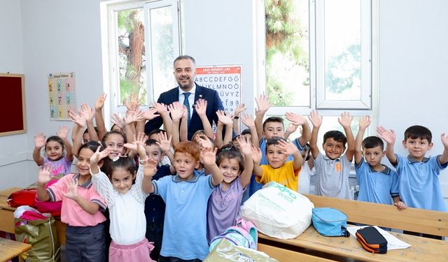 Başkan Toptaş’tan 3 bin öğrenciye kırtasiye seti desteği