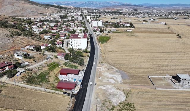 Büyükşehir Türkoğlu’nun Ana Caddesinde Asfalta Başladı