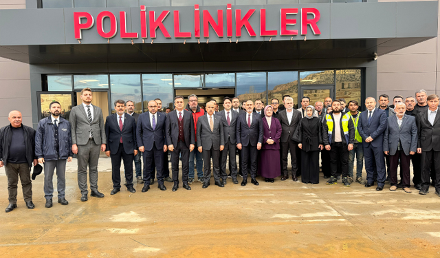 CHP’li Öztunç hastane yok dedi, AK Parti’li Kirişci hastanenin önünden açıklama yaptı