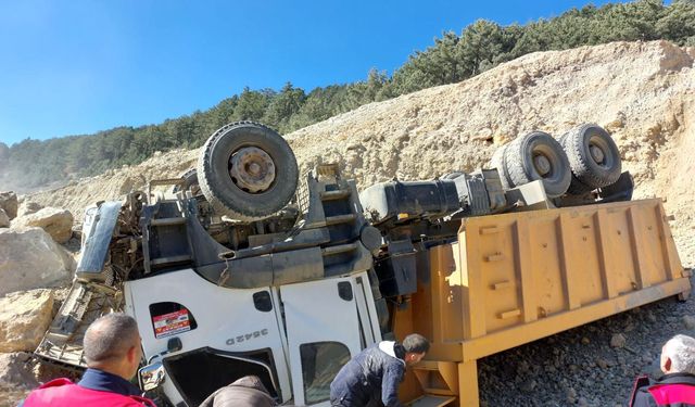 Göksun’da hafriyat kamyonu devrildi: 1 yaralı