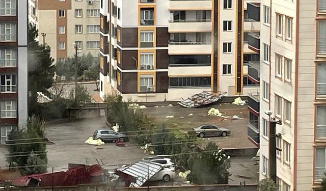 Kahramanmaraş’ta apartman çatısı uçtu 3 aracı ezdi