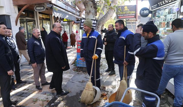 Başkan Akpınar Fırtınadan Etkilenen Esnafı Ziyaret Etti