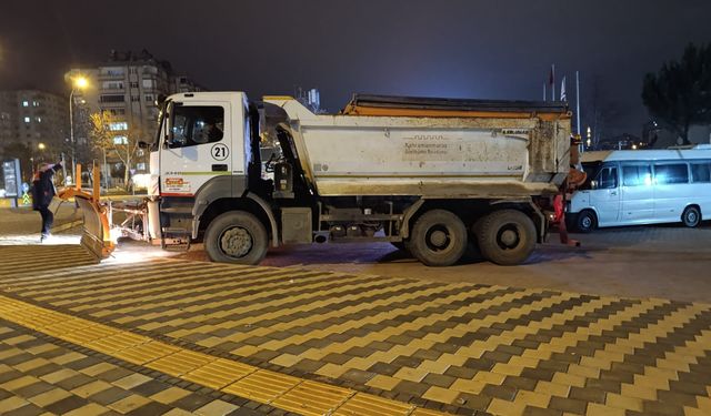 Büyükşehir, Yağışlarla Oluşabilecek Aksamaların Önüne Geçmek İçin Nöbetini Sürdürüyor