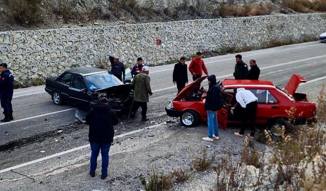 Andırın’da iki otomobil kafa kafaya çarpıştı