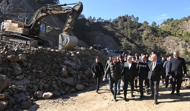 Andırın’ın Şehir Merkezine Ulaşımını Kısaltacak Yolda Çalışmalar Hızla Sürüyor