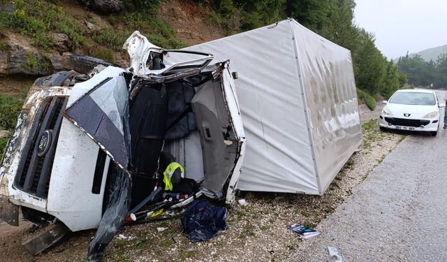 Andırın’da kamyonet devrildi: 1 yaralı