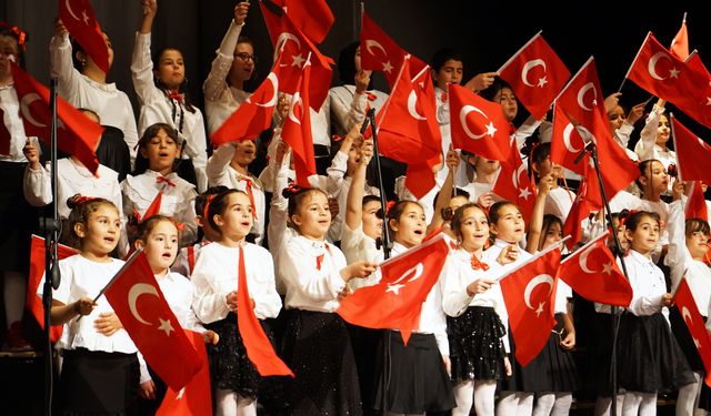 Necip Fazıl Kültür Merkezi’nde Alkış Fırtınası