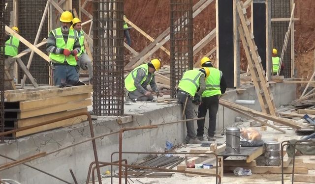 Kahramanmaraş'ta işçiler, 1 Mayıs'ta depremzedeler için tatil yapmadı