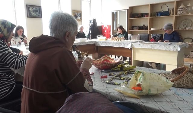 Depremzede Kadınlar, Aile Ekonomisine Sepet Örerek Destek Oluyor