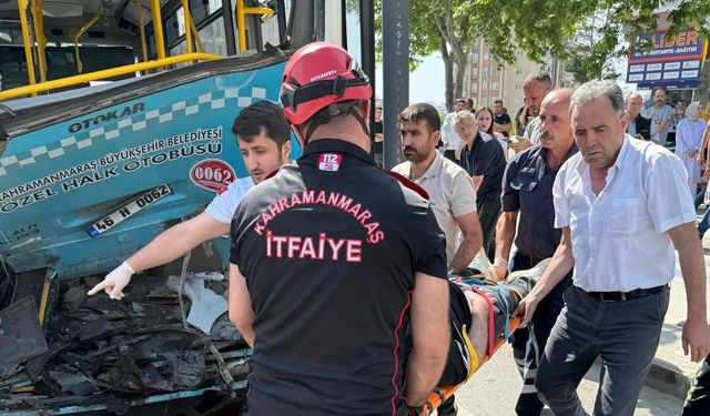 Kahramanmaraş’ta otomobil halk otobüsüne arkadan çarptı: 1 ölü 8 yaralı